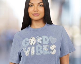 Camiseta Good Vibes con estampado de patchwork acolchado falso y cuello redondo con efecto desteñido / Camiseta gráfica estilo boho / Para la chica que sabe de estilo