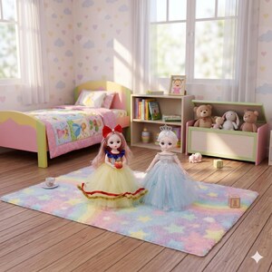 Puede incluir: Dos mu&ntilde;ecas de pie sobre una alfombra de arco&iacute;ris pastel con patrones de estrellas. Una mu&ntilde;eca lleva un vestido amarillo con un lazo rojo y sostiene una manzana roja. La otra mu&ntilde;eca lleva un vestido azul claro con una corona plateada. Rostros detallados.