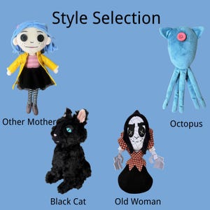 Op de afbeelding: Een stijselectie met vier pluche figuren: een pop met blauw haar in een gele jas, een blauwe octopus met een roze knoop, een zwarte kat met blauwe ogen en een figuur genaamd Old Woman met een zwarte kap en een wit gestikt gezicht.