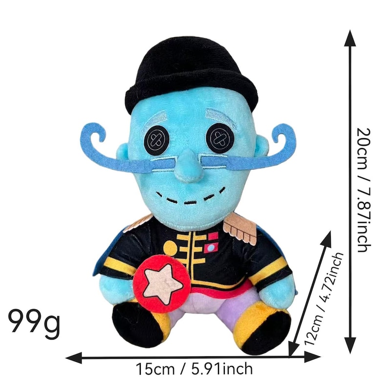 Op de afbeelding: Een knuffel van een lichtblauw personage met een zwarte bolhoed, knoopogen en een lange blauwe snor. Het personage draagt een zwart jasje met gouden biezen en een rode ronde patch met een ster. Het is 20 cm hoog, 15 cm breed, 12 cm diep en weegt 99 g.