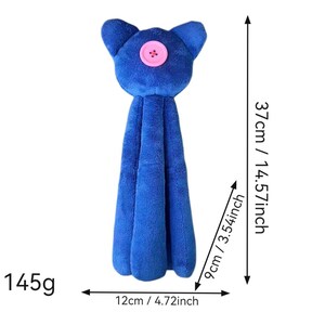 Op de afbeelding: Een blauwe pluche handdoek in de vorm van een kat met een roze knoop als oog, met een hoogte van 37 cm, een breedte van 12 cm en een diepte van 9 cm, met een gewicht van 145 g. De zachte, textuurrijke stof vormt een kop en drie hangende panden.