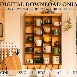 Può includere: Una mensola in legno piena di varie tazze di diversi colori e design. La mensola è montata su una parete della cucina, con utensili da cucina e un tagliere appesi nelle vicinanze. Il testo "DIGITAL DOWNLOAD ONLY" è in alto.