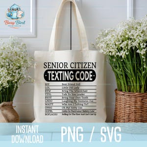 Op de afbeelding: Een crèmekleurige draagtas met zwarte tekst met de tekst "SENIOR CITIZEN TEXTING CODE." De tas bevat sms-acroniemen en hun betekenissen, zoals "BFF" voor "Best Friend Fell." De woorden "INSTANT DOWNLOAD" en "PNG / SVG" staan onderaan.