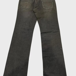 K&ouml;nnte beinhalten: Dunkelgraue Jeans mit klassischem F&uuml;nf-Taschen-Design. Die Jeans haben ein verwaschenes Aussehen und einen geraden Beinverlauf. Die Ges&auml;&szlig;taschen sind etwas heller grau. Die Jeans bestehen aus strapazierf&auml;higem Denim-Material.