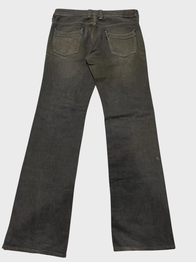 K&ouml;nnte beinhalten: Dunkelgraue Jeans mit klassischem F&uuml;nf-Taschen-Design. Die Jeans haben ein verwaschenes Aussehen und einen geraden Beinverlauf. Die Ges&auml;&szlig;taschen sind etwas heller grau. Die Jeans bestehen aus strapazierf&auml;higem Denim-Material.