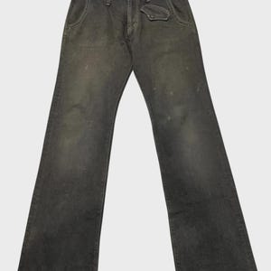K&ouml;nnte beinhalten: Dunkelgraue Jeans mit klassischem F&uuml;nf-Taschen-Design. Die Jeans haben ein verwaschenes Aussehen und eine lockere Passform. Die Bundweite betr&auml;gt 89 cm.