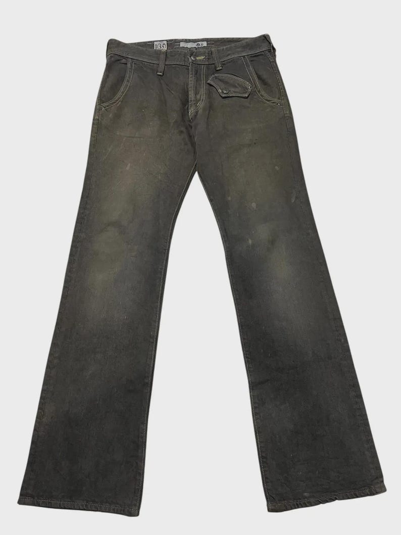 K&ouml;nnte beinhalten: Dunkelgraue Jeans mit klassischem F&uuml;nf-Taschen-Design. Die Jeans haben ein verwaschenes Aussehen und eine lockere Passform. Die Bundweite betr&auml;gt 89 cm.