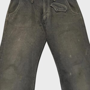 K&ouml;nnte beinhalten: Dunkelgraue Jeans mit wei&szlig;en N&auml;hten. Die Jeans hat einen Knopfverschluss, Vordertaschen und eine kleine Tasche auf der rechten Seite. Die Bundweite betr&auml;gt 89 cm.