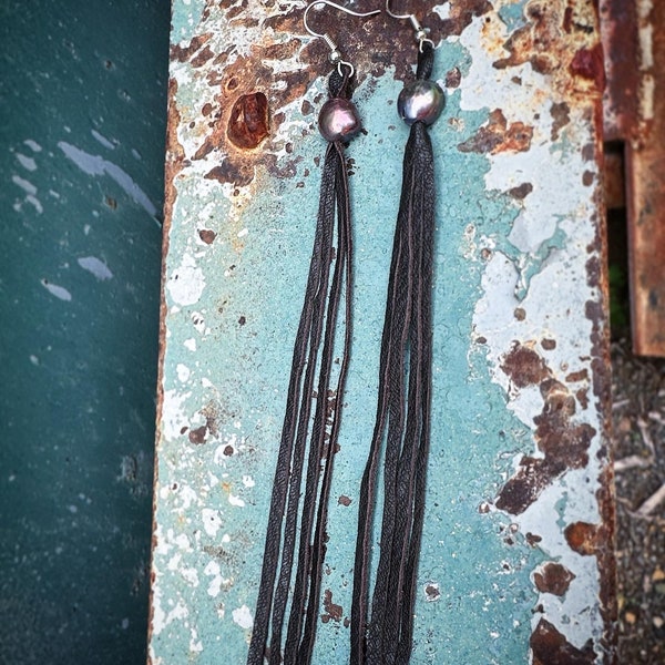 Boucles d'oreilles pendantes en cuir noir avec perles de Tahiti vintage upcyclées