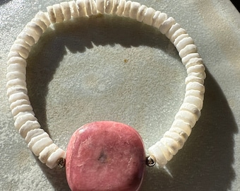 Bracelet en tourmaline rose et coquillages puka, perles extensibles