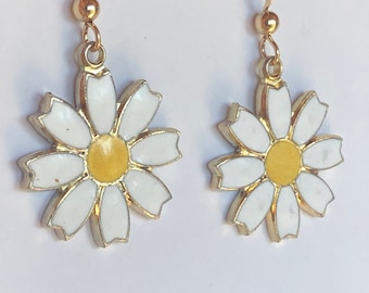 Vintage Daisy Earrings Enamel Flower Jewelry Sarah Coventry