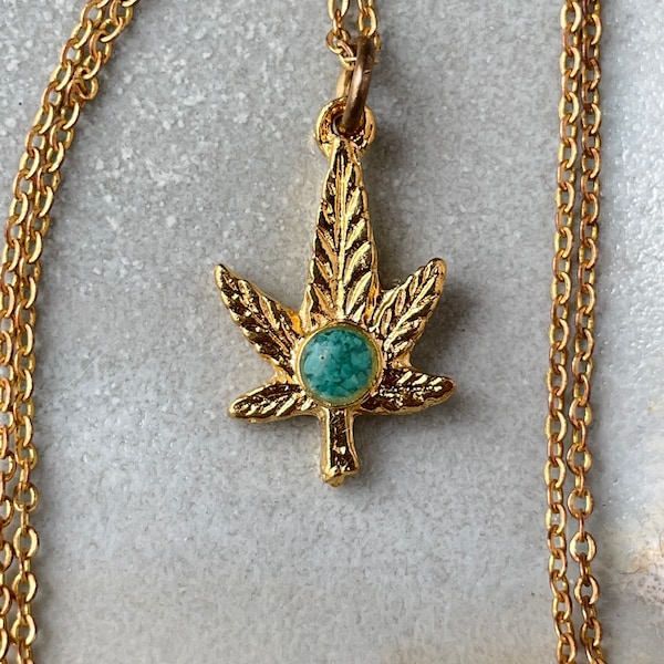 1970s Vintage Leaf Pendant Necklace Gold Plated Green Stone Pot Leaf Dainty Chain Vintage Brass Layering Necklace Solid Brass Chain Vintage