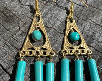 Pendientes colgantes triangulares de turquesa con conectores de latón vintage