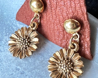 70s Vintage Daisy Flower Stud Earrings Gold Jewelry