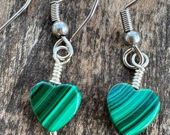 Petites boucles d'oreilles pendantes en pierre de coeur de malachite vintage Bijoux éthiques