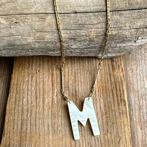 Collar de cadena vintage con colgante de letra M de nácar
