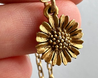 Vintage 70s Daisy Flower Necklace Vintage Gold Plated Pendant on Chain