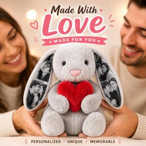 Op de afbeelding: Een grijze pluche konijnenknuffel met lange oren voorzien van zwart-witfoto's. Het konijn heeft een roze neus en houdt een felrood pluche hart vast. Boven het konijn staat Made With Love en MADE FOR YOU, met PERSONALIZED UNIQUE MEMORABLE eronder.