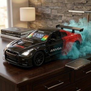 以下が含まれることがあります： 「Racing」と「ANVDA」の文字が入った、黒と赤のレーシングカーのおもちゃ。車には「07:00」と表示されるデジタルディスプレイとリアスポイラーが付いています。青い煙が車から出ており、スピードを連想させます。