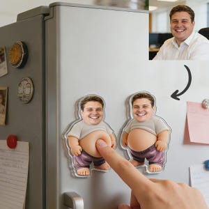Può includere: Due calamite trasparenti in acrilico con il volto sorridente di una persona su un corpo da cartone animato. Il corpo del cartone animato indossa una maglietta grigio chiaro e pantaloni viola. Un magnete ha un dito che tocca la pancia. I magneti sono su un frigorifero.