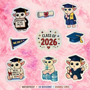 Könnte beinhalten: Eine Auswahl an Aufklebern zum Thema Abschlussfeier, die Cartoon-Schafe mit Abschlusskappen und -roben zeigen. Die Aufkleber enthalten Texte wie "Class of 2026". Die Aufkleber sind wasserfest, UV-beständig und aus strapazierfähigem Vinyl.