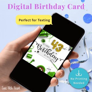 以下が含まれることがあります： スマートフォン画面に表示されたデジタル誕生日カード。カードには、金色の風船の数字43、緑色のアクセント、そして「Have a Wonderful Birthday and a Fantastic Year」というテキストが表示されています。携帯電話には「Perfect for Texting」というテキストも表示されています。