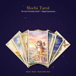 Puede incluir: Una descarga digital de una baraja de tarot Mochi de 78 cartas. Las cartas presentan ilustraciones caprichosas, incluido un gato con una capa con capucha. El texto en las cartas dice "THE FOOL". El fondo es azul oscuro con estrellas.