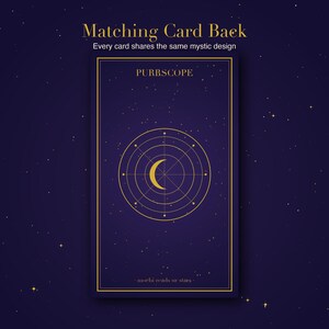 Puede incluir: Dise&ntilde;o de dorso de carta de tarot con fondo azul oscuro y detalles dorados. La carta presenta un dise&ntilde;o circular con una luna creciente en el centro, la palabra "PURRSCOPE" y el texto "mochi reads ur stars".