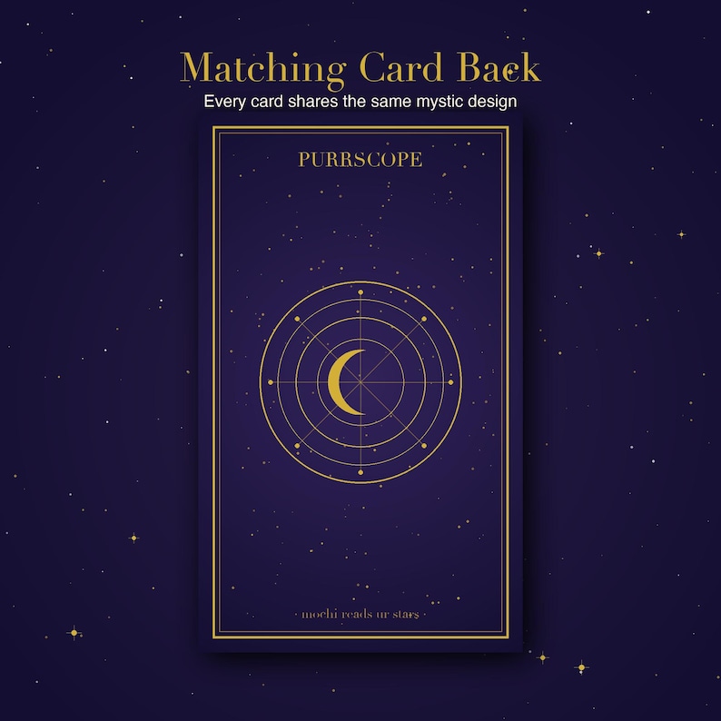 Puede incluir: Dise&ntilde;o de dorso de carta de tarot con fondo azul oscuro y detalles dorados. La carta presenta un dise&ntilde;o circular con una luna creciente en el centro, la palabra "PURRSCOPE" y el texto "mochi reads ur stars".