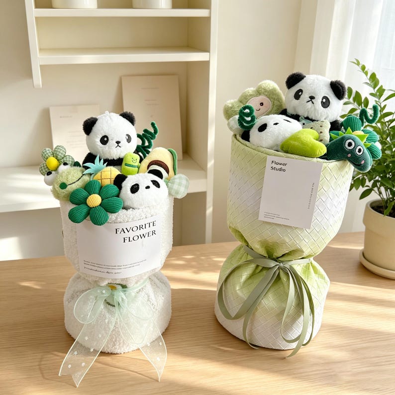 Puede incluir: Dos ramos de pandas de peluche. Uno es blanco con un lazo verde y el texto "FAVORITE FLOWER". El otro est&aacute; envuelto en verde con una etiqueta "Flower Studio". Ambos contienen flores de peluche y otros animales de peluche.