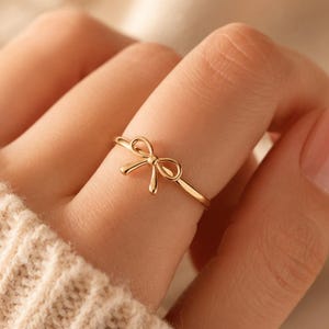 Anel com laço dourado para mulheres, anel delicado e minimalista, anel de fita charmoso, joia estética delicada, presente para ela.