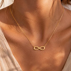Collana con simbolo dell'infinito, ciondolo in acciaio inossidabile color oro, gioiello minimalista con simbolo d'amore, collana delicata, regalo per lei.