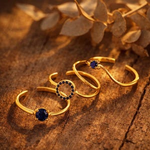 Peut inclure: Ensemble de trois tasses en céramique avec une finition mate et mouchetée. Les tasses sont de couleur crème, gris clair et gris foncé. Chaque tasse a un design simple et minimaliste, parfait pour le café ou le thé.