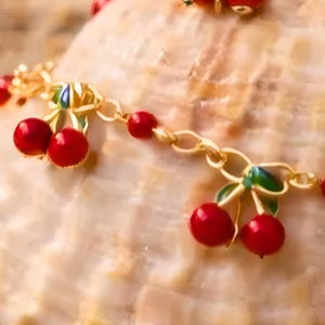 Peut inclure: Panneau en bois rustique avec l'inscription "Welcome to our home" en lettres blanches. Le panneau présente une finition vieillie et un design simple et accueillant, idéal pour la décoration de la porte d'entrée.