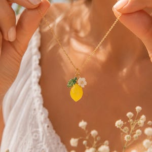 Collar de limón dorado, collar con colgante de limón, collar de frutas, joyería de limón linda, collar de verano, collar con dije amarillo