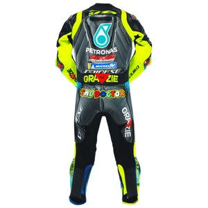 Puede incluir: Un mono de carreras de motociclismo negro, gris y amarillo ne&oacute;n con el texto "THE DOCTOR" y logotipos de patrocinadores. El mono presenta un logotipo de Petronas en la espalda y "GRAZIE" impreso en las piernas.