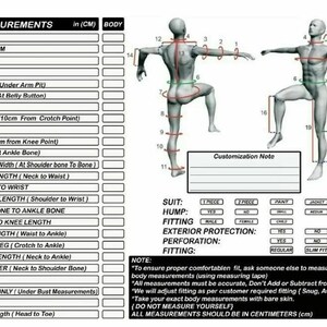 Puede incluir: Un diagrama detallado de medidas corporales en cent&iacute;metros, incluyendo mu&ntilde;eca, b&iacute;ceps y cintura. La imagen presenta dos figuras masculinas con l&iacute;neas de medici&oacute;n, una secci&oacute;n de notas de personalizaci&oacute;n y detalles de ajuste.