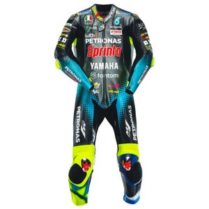 Puede incluir: Traje de carreras negro y turquesa con el logotipo de Petronas Sprinta Yamaha. El traje tiene detalles amarillos en las rodillas y los hombros. El n&uacute;mero 46 es visible. Dise&ntilde;ado para carreras de motos.