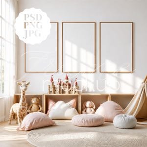 Può includere: Un mockup di cameretta con tre poster vuoti incorniciati, una giraffa di legno, un orsacchiotto, un castello giocattolo e vari cuscini. La stanza ha una palette di colori neutri con un teepee e un tappeto rotondo. Il testo "mockups no.62" è visibile.