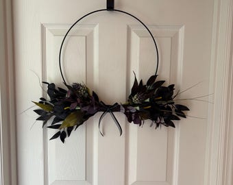 Corona de aros negros y morados