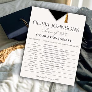 Pode incluir: Um itinerário de formatura para Olivia Johnsons, Turma de 2025, com um chapéu de formatura preto e uma borla dourada. O itinerário está em papel creme com texto preto, detalhando os eventos do dia.