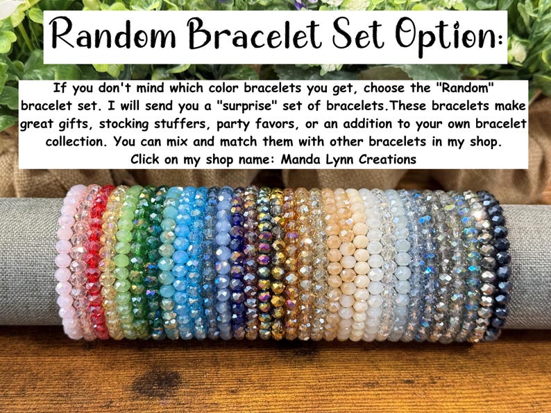 Peut inclure: Une collection de vingt-deux bracelets &eacute;lastiques compos&eacute;s de perles de verre &agrave; facettes multicolores dispos&eacute;es en rang&eacute;e. Le texte ci-dessus indique : Random Bracelet Set Option : If you don't mind which color bracelets you get.
