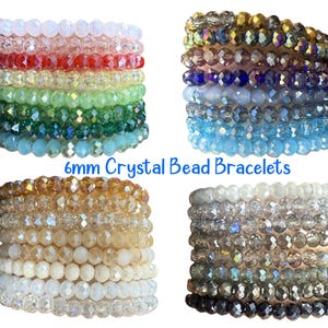 Peut inclure: Quatre piles de bracelets de perles en cristal de 6mm dans des couleurs vari&eacute;es. La pile en haut &agrave; gauche pr&eacute;sente des tons rose, rouge, jaune, vert et bleu. La pile en haut &agrave; droite montre des teintes violettes, bleues et grises. Les piles du bas affichent des nuances dor&eacute;es, beiges, blanches et noires.