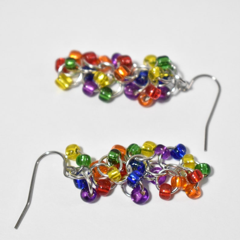 Rainbow Earrings, Rainbow Cluster Earrings, Rainbow Chainmaille Earrings, Rainbow Pride Earrings, Beaded Shaggy Loops Earrings, LGBTQ, CM7 画像 4