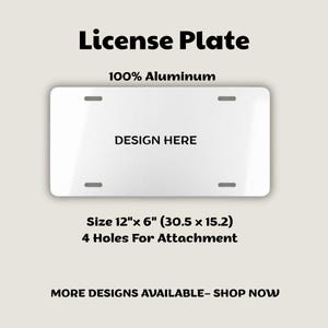 Op de afbeelding: Een witte nummerplaat van 100% aluminium, met de tekst "DESIGN HERE". De plaat is 30,5 cm x 15,2 cm groot en heeft vier gaten voor bevestiging. De afbeelding bevat ook de tekst "License Plate" en "MORE DESIGNS AVAILABLE- SHOP NOW".