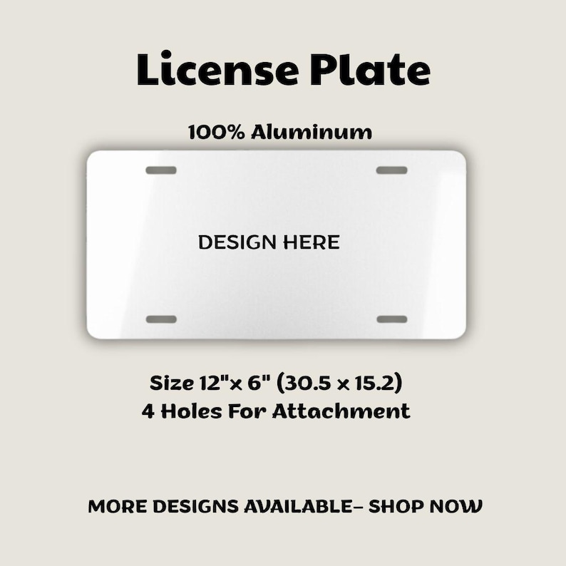 Op de afbeelding: Een witte nummerplaat van 100% aluminium, met de tekst "DESIGN HERE". De plaat is 30,5 cm x 15,2 cm groot en heeft vier gaten voor bevestiging. De afbeelding bevat ook de tekst "License Plate" en "MORE DESIGNS AVAILABLE- SHOP NOW".