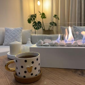 Könnte beinhalten: Ein Satz von drei Keramik-Nistschalen in Blau-, Grün- und Weißtönen. Die Schalen haben eine gesprenkelte Glasur und ein schlichtes, modernes Design. Die größte Schale hat einen Durchmesser von etwa 18 cm.