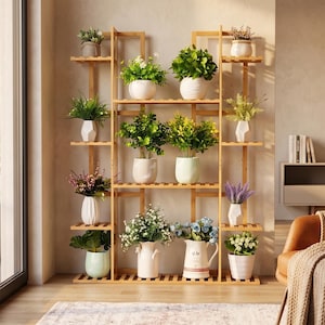 Peut inclure: Un présentoir à plantes en bambou à plusieurs niveaux, rempli de diverses plantes et fleurs en pot. Le présentoir comporte plusieurs étagères de tailles variables, présentant une variété de verdure et d'arrangements floraux dans des pots blancs et aux couleurs pastel. Le présentoir est placé devant une fenêtre.