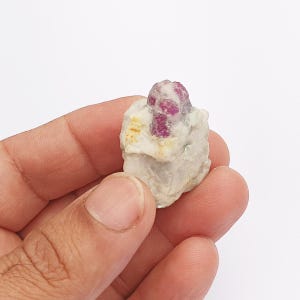 Natuurlijk ruw ruw roze robijnrood bergkristalmonster uit Afghanistan - echte robijnrode minerale brok voor liefde, kamerdecoratie energetische genezing