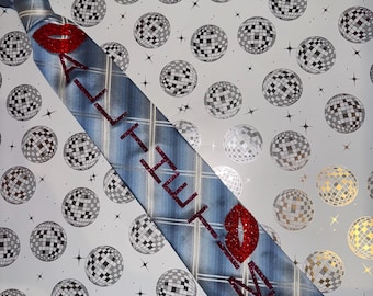 Kiss All The Time cravatta in seta riciclata personalizzata, abbigliamento da lavoro